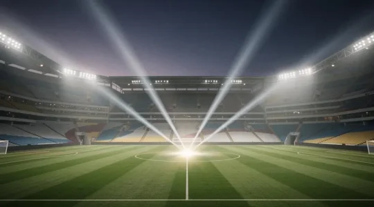 Stade de football majestueux baigné de lumière dorée, symbolisant les critères qui désignent les vrais favoris de la Ligue des Champions