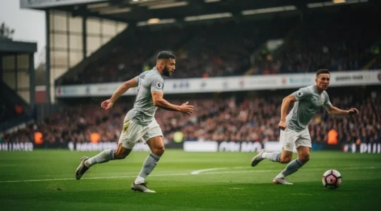 Joueur de Premier League lancé dans un sprint de pressing sur une pelouse baignée de lumière, symbolisant l'intensité physique du pressing haut sur 90 minutes